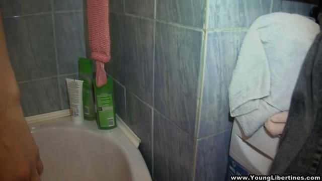 Порно видео Ебу Яну в ванной 