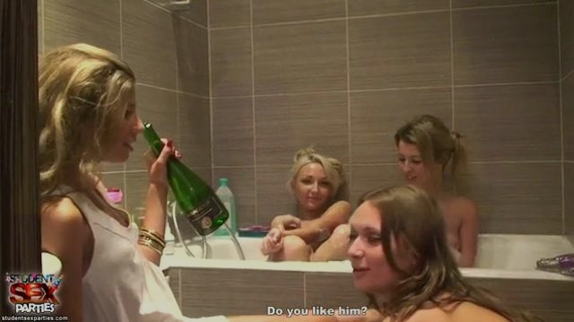 Порно видео Лесбийская студенческая вечеринка 